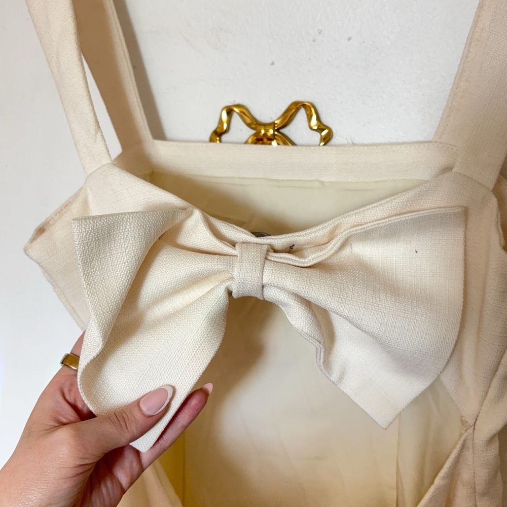 PrettyLittleThing CREAM TWILL CUT OUT BOW SHIFT DRESS - Picture 10 of 11
